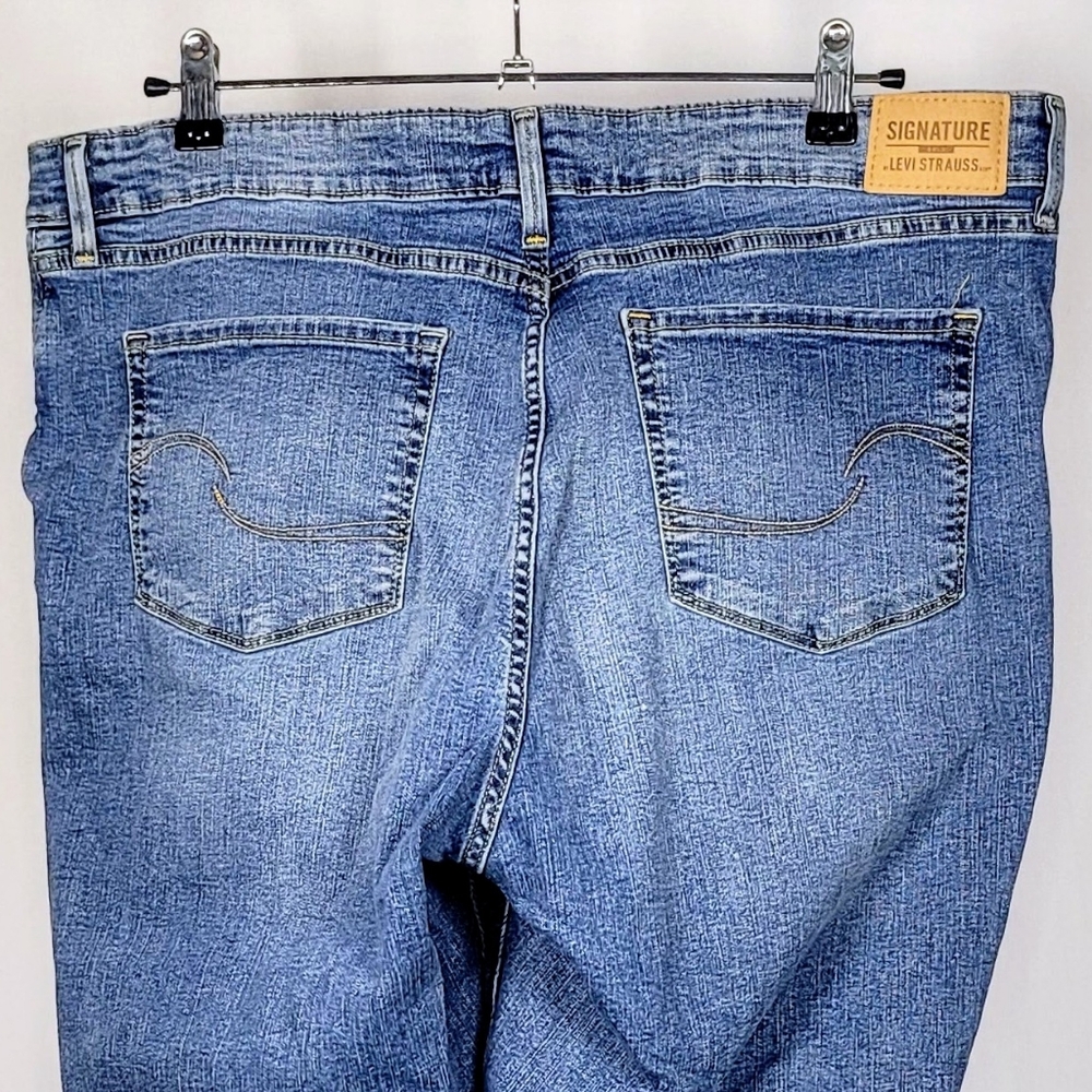 Levi Strauss Signature Mid Rise Capri Jeans Womens Size 18 W34 Cuffed Stretch - Picture 6 of 8